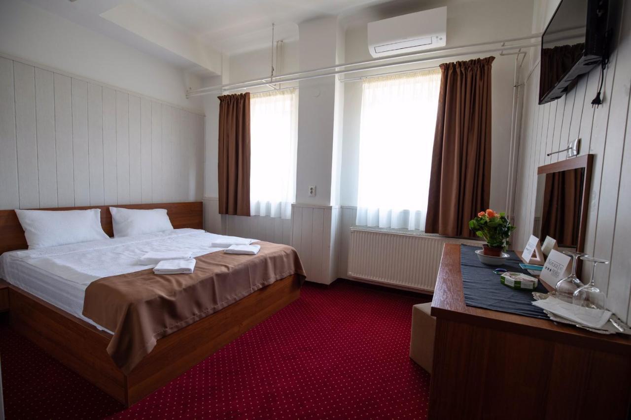 Nepliget Hotel Будапеща Екстериор снимка
